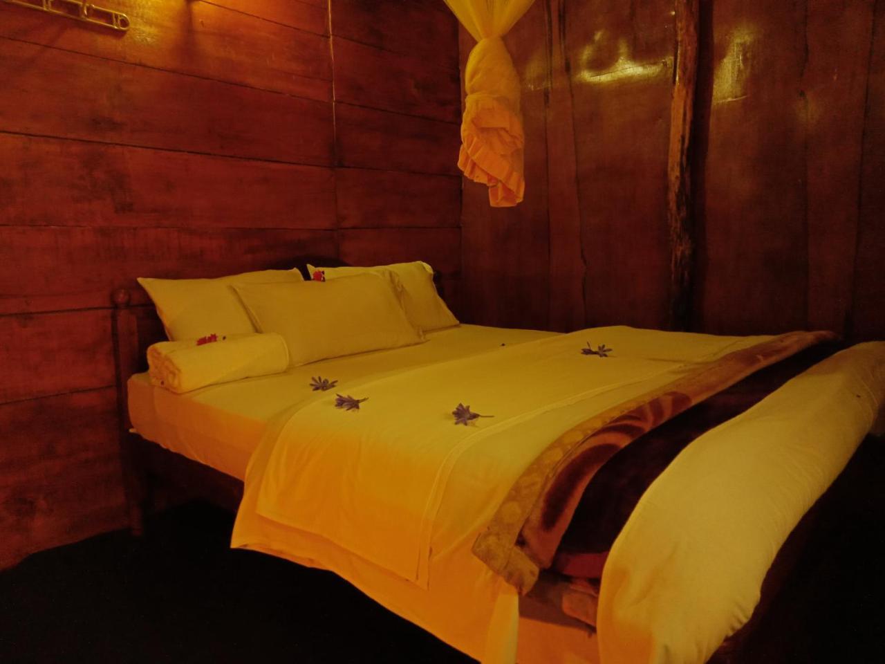 Moon Plains Forest Log Chalet *